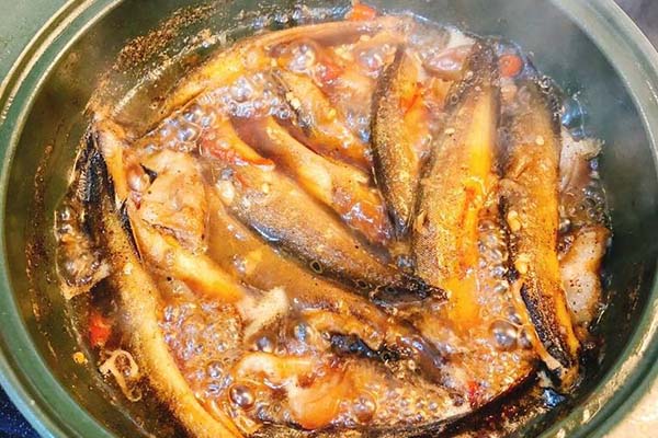 Đưa cơm với cách làm cá chạch kho nghệ sả vàng ươm